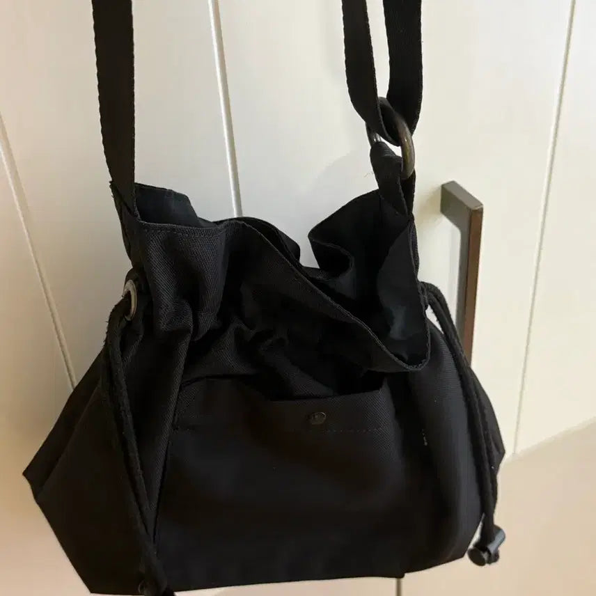 [BUNJANG] Black Drawstring Shoulder Bag / 검정색 드로우스트링 숄더백