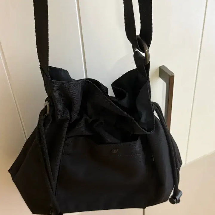 [BUNJANG] Black Drawstring Shoulder Bag / 검정색 드로우스트링 숄더백