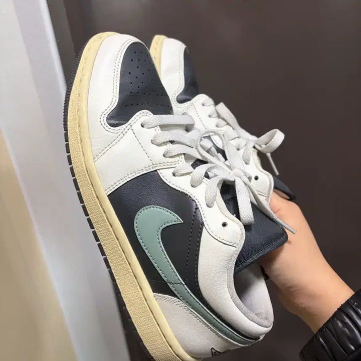 [BUNJANG] Nike Jordan 1 Low Anthracite (W) Sneakers / 나이키 조던1 로우 앤트러사이트 세일 (W)