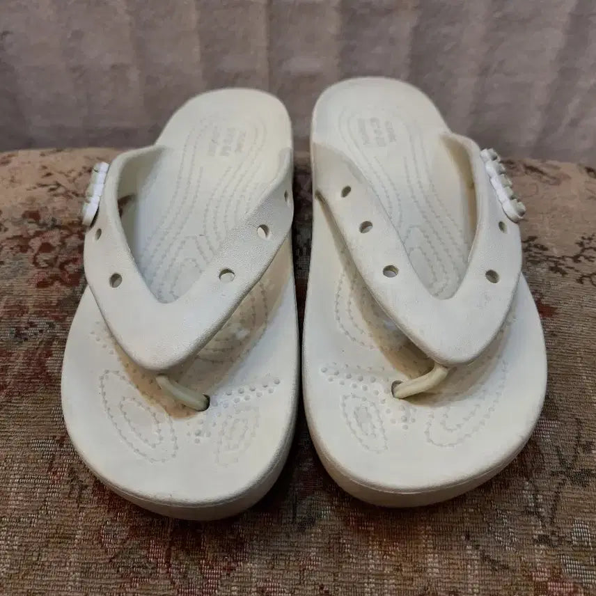 [BUNJANG] Crocs Ivory Flip-Flop Women's Sandals / 크록스 아이보리 쪼리 여성샌들