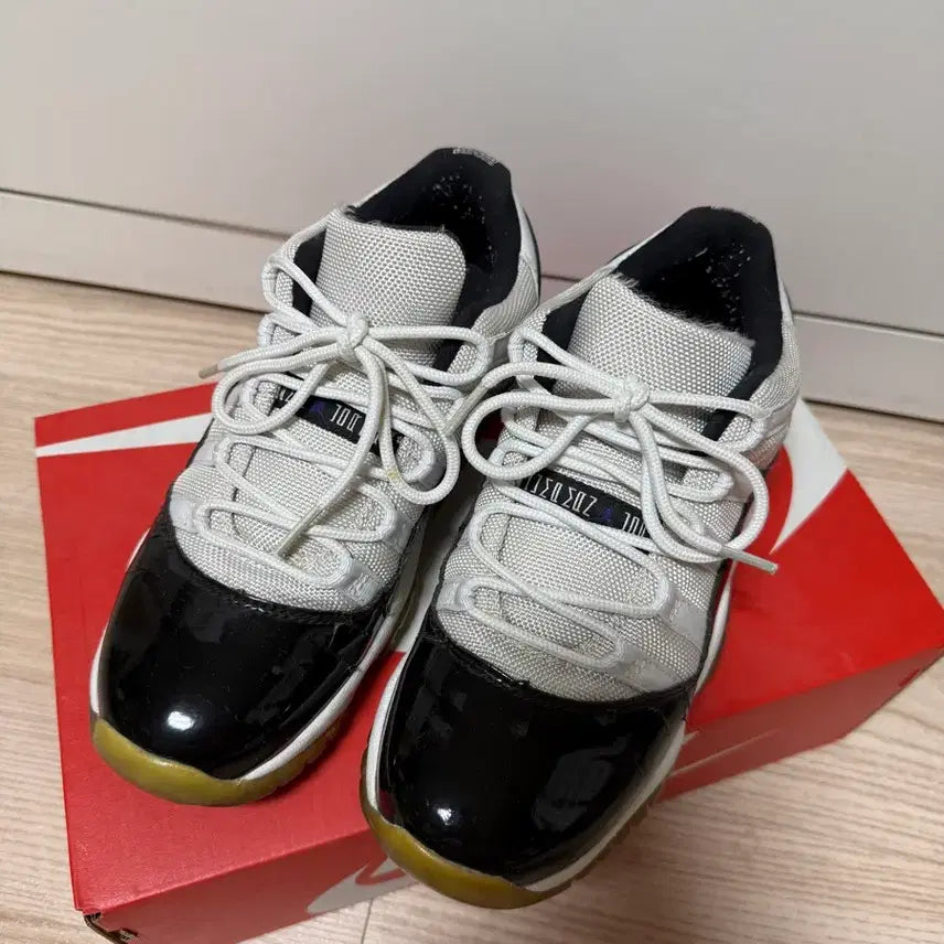 [BUNJANG] Nike Air Jordan 11 Retro Low Concord (245) / 나이키 에어조던 11 레트로 로우 콩코드 (245)