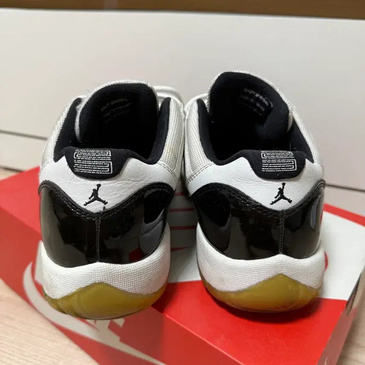 [BUNJANG] Nike Air Jordan 11 Retro Low Concord (245) / 나이키 에어조던 11 레트로 로우 콩코드 (245)