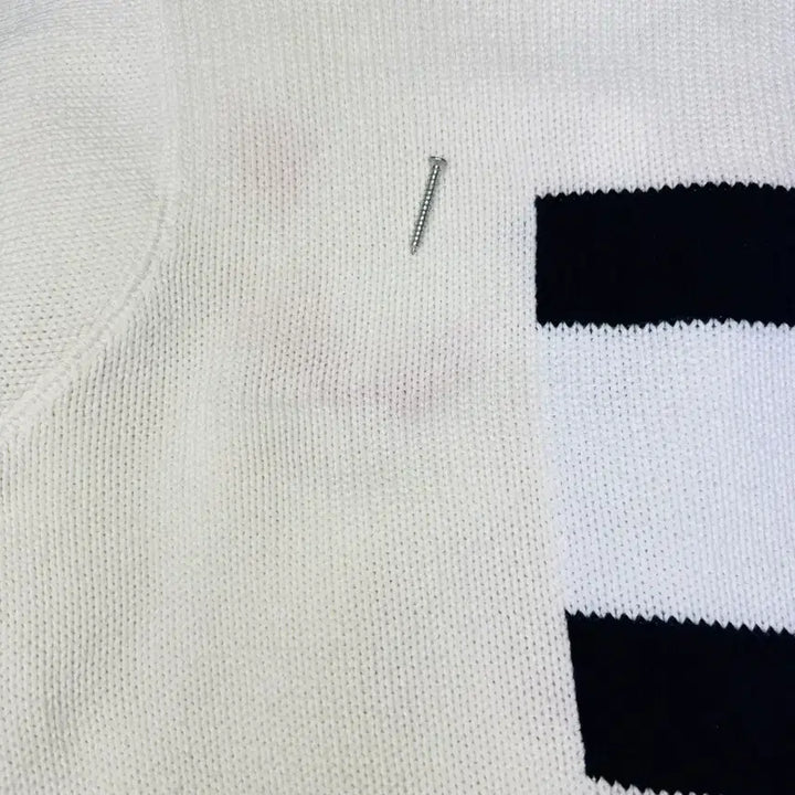 [BUNJANG] Tommy Hilfiger Big Logo Crew Neck Knit Sweater / 빈티지 타미힐피거 tommy hilfiger 빅로고 크루넥 니트 L