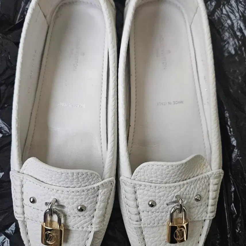[BUNJANG] Louis Vuitton White Leather Loafers / 루이비통 화이트 가죽 로퍼 자물쇠 장식36