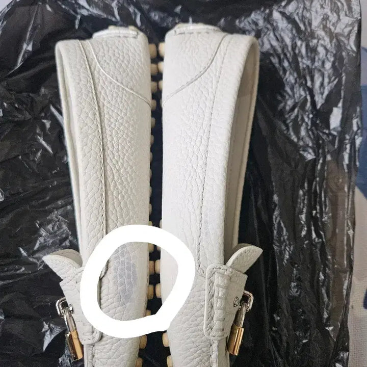[BUNJANG] Louis Vuitton White Leather Loafers / 루이비통 화이트 가죽 로퍼 자물쇠 장식36
