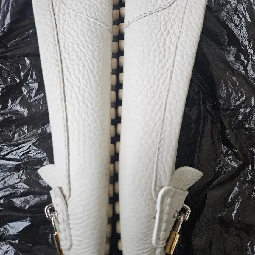 [BUNJANG] Louis Vuitton White Leather Loafers / 루이비통 화이트 가죽 로퍼 자물쇠 장식36