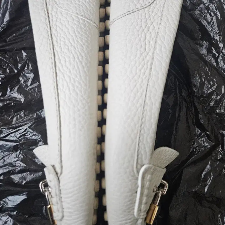 [BUNJANG] Louis Vuitton White Leather Loafers / 루이비통 화이트 가죽 로퍼 자물쇠 장식36