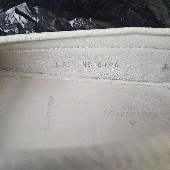 [BUNJANG] Louis Vuitton White Leather Loafers / 루이비통 화이트 가죽 로퍼 자물쇠 장식36