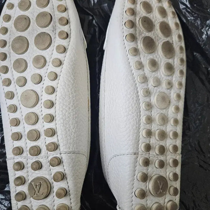 [BUNJANG] Louis Vuitton White Leather Loafers / 루이비통 화이트 가죽 로퍼 자물쇠 장식36