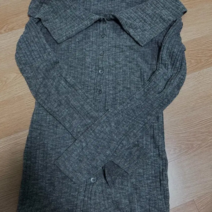 [BUNJANG] Gray Button Long Sleeve Off-shoulder Top / 그레이 단추 긴팔 오프숄더(착용샷 O)