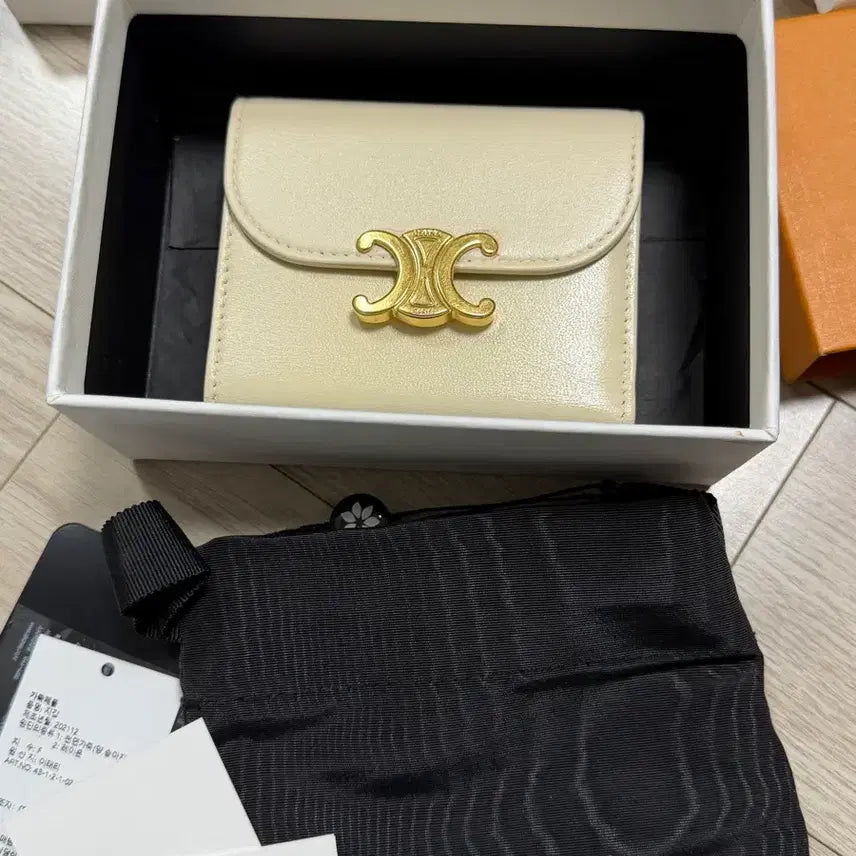 [BUNJANG] Celine Triomphe Ivory Wallet / 셀린느 트리옹프 지갑 아이보리 (S급 100%정품)