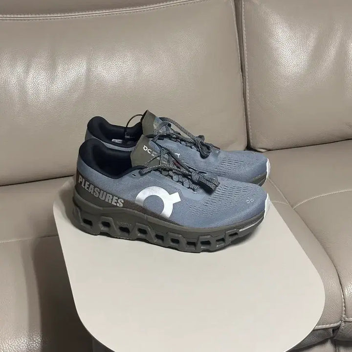 [BUNJANG] On Cloudmonster PLEASURES Collaboration Sneakers Size 290 / 290 온러닝 클라우드 몬스터 PLEASURES 콜라보