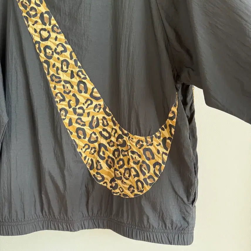 [BUNJANG] Nike Leopard Big Swoosh Windbreaker / 나이키(NIKE) 레오파드 빅 스우시 윈드 브레이커