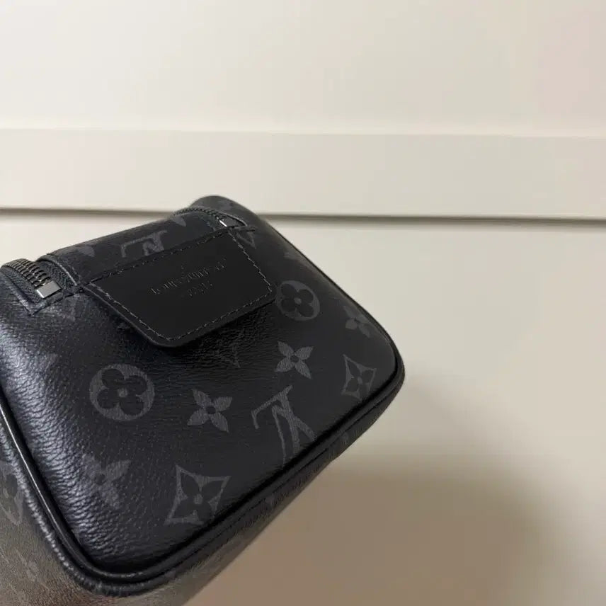 [BUNJANG] Louis Vuitton Eclipse Dopp Kit Clutch / 25년식 루이비통 이클립스 돕키트