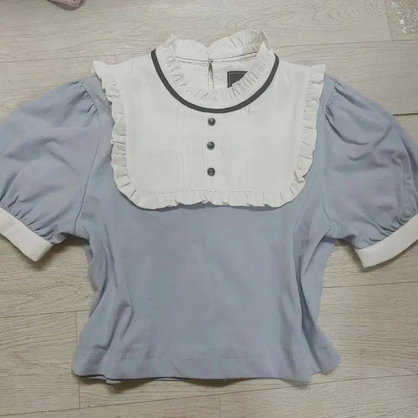 [BUNJANG] Frill Collar Puff Sleeve Blouse / 프릴 카라 퍼프 반팔 블라우스 양산형지뢰계
