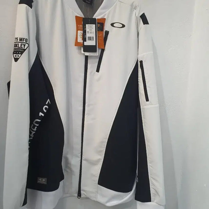 [BUNJANG] Oakley White/Black Zip-up Jacket / 오클리 화이트/블랙 집업자켓