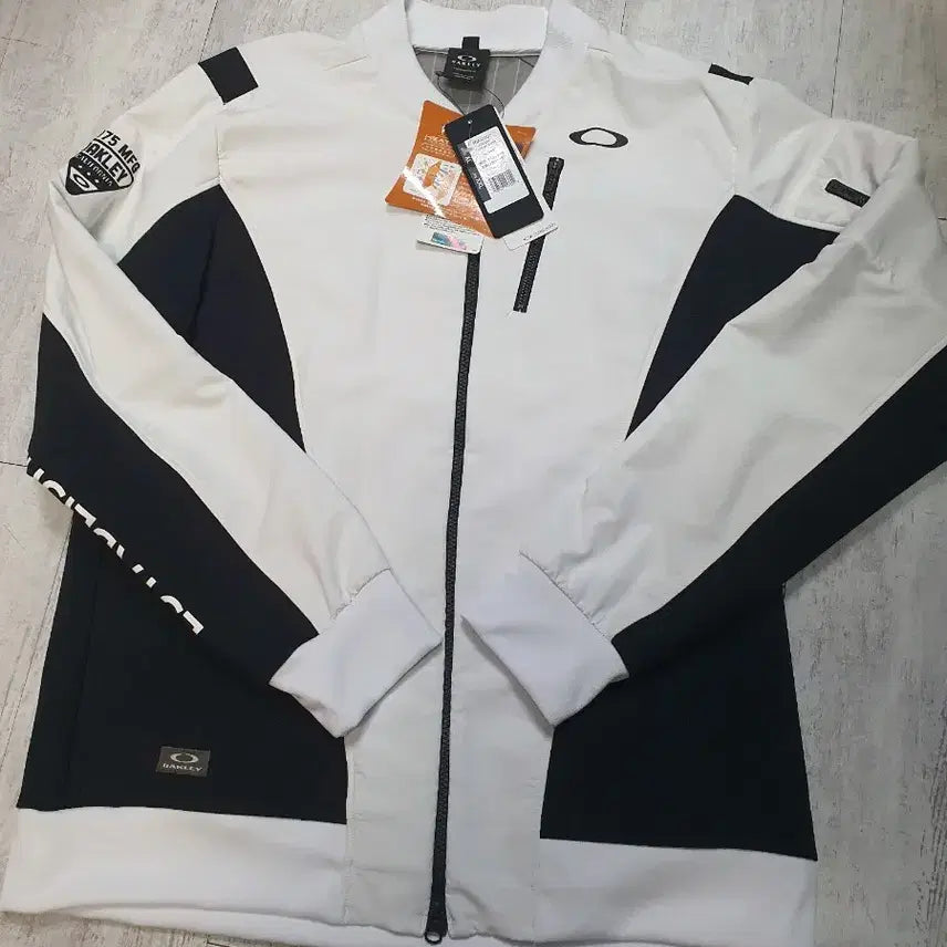 [BUNJANG] Oakley White/Black Zip-up Jacket / 오클리 화이트/블랙 집업자켓