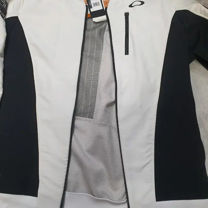 [BUNJANG] Oakley White/Black Zip-up Jacket / 오클리 화이트/블랙 집업자켓