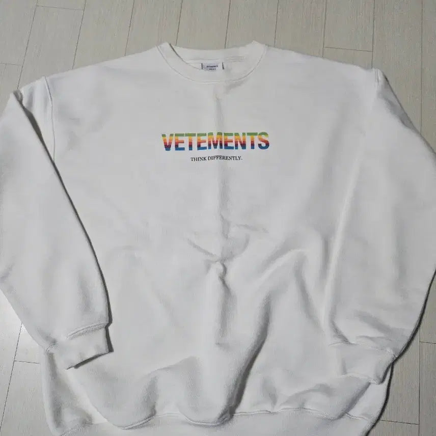 [BUNJANG] Vetements Rainbow Logo Sweatshirt White / [S]베트멍 레인보우 로고 맨투맨 화이트