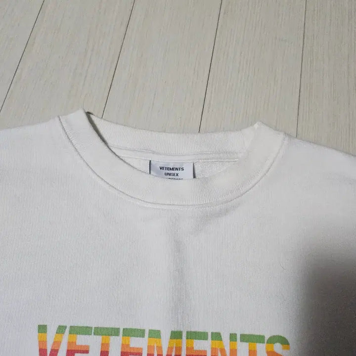 [BUNJANG] Vetements Rainbow Logo Sweatshirt White / [S]베트멍 레인보우 로고 맨투맨 화이트