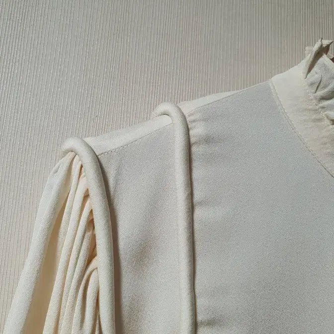 [BUNJANG] Berenice Volume Sleeve Blouse / 베르니스 berenice 볼륨 슬리브 블라우스  36 사이즈  정품