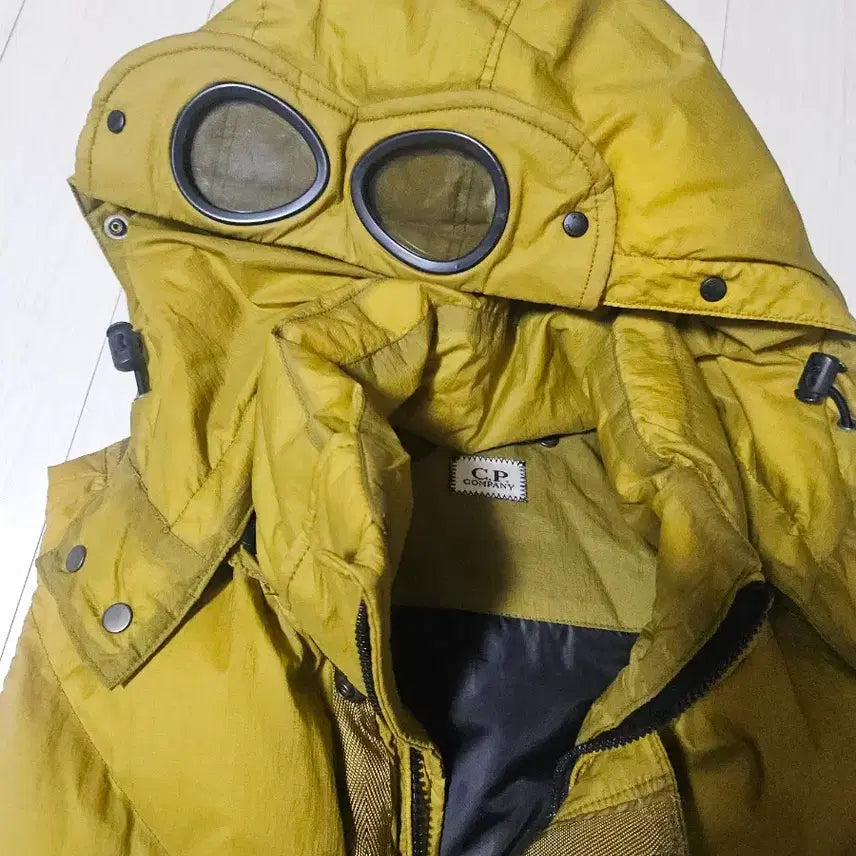 [BUNJANG] CP Company Goggle Lens Hooded Padded Vest / [95]CP컴퍼니 고글 렌즈 후드 패딩 조끼