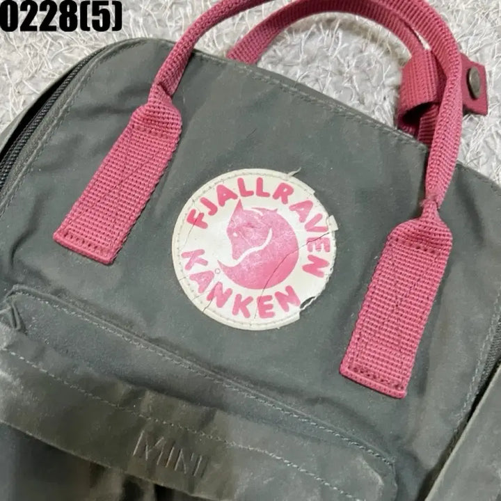 [BUNJANG] Fjallraven Kanken Mini Backpack Gray/Pink / 피엘라벤 칸켄 미니 백팩 그레이/핑크 0228