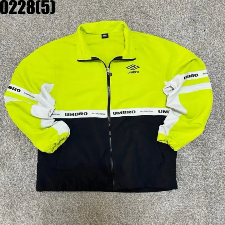 [BUNJANG] Umbro Fluorescent Color Block Windbreaker Jacket / 엄브로 형광 배색 바람막이 자켓100 0228