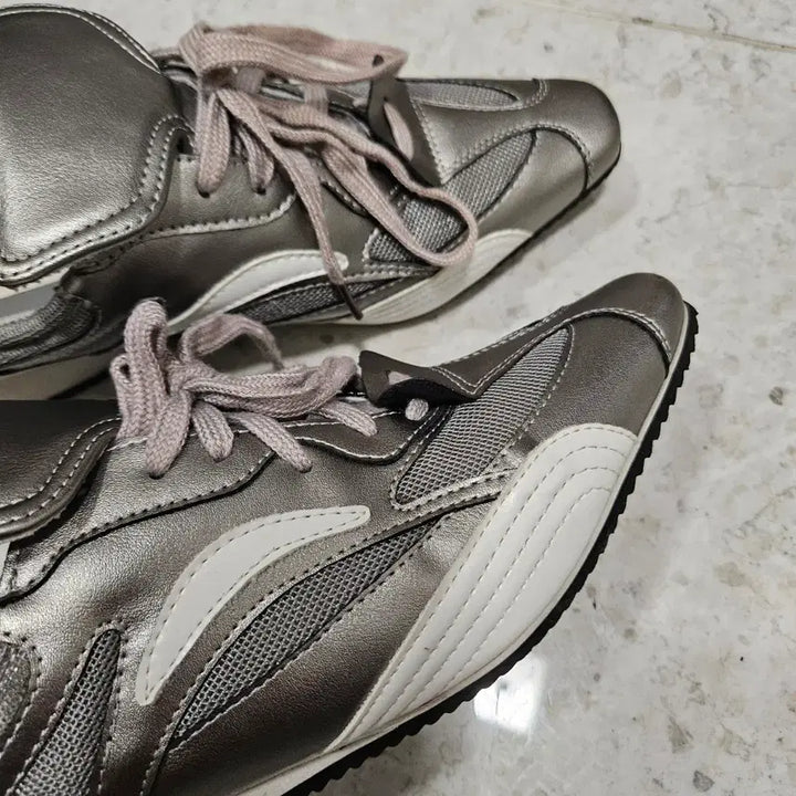 [BUNJANG] Metal Low Sneakers / 메탈 로우 스니커즈