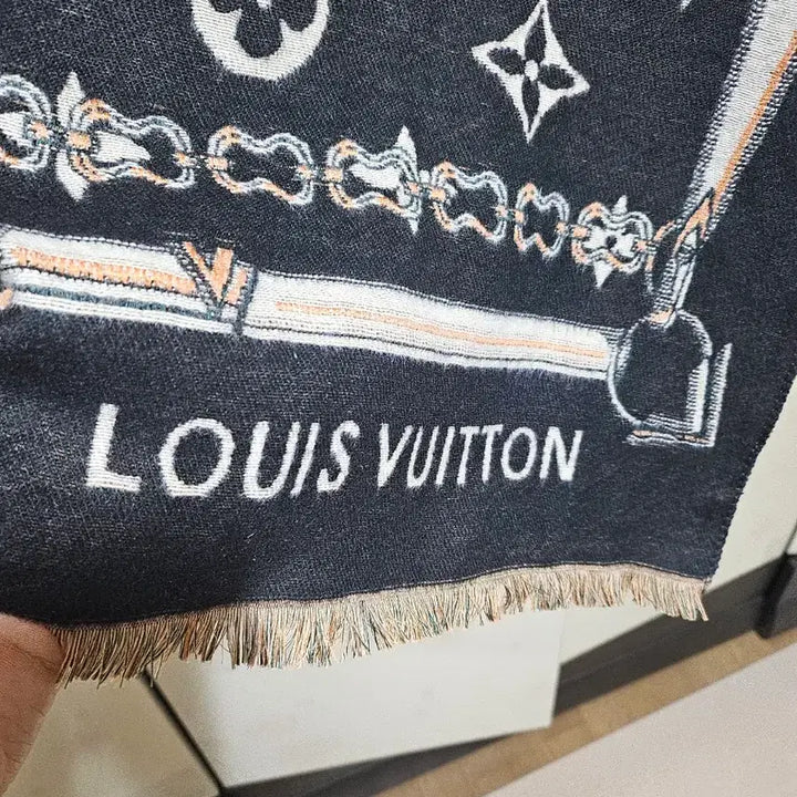 [BUNJANG] Louis Vuitton Cashmere Scarf Shawl Blanket / 루이비통 머플러 숄 무릎담요