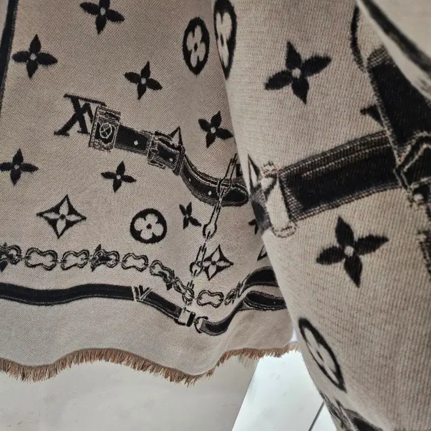 [BUNJANG] Louis Vuitton Cashmere Scarf Shawl Blanket / 루이비통 머플러 숄 무릎담요