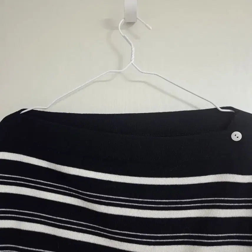 [BUNJANG] Striped Knit Sweater / 줄무늬 니트 입술넥 니트 (미착용)