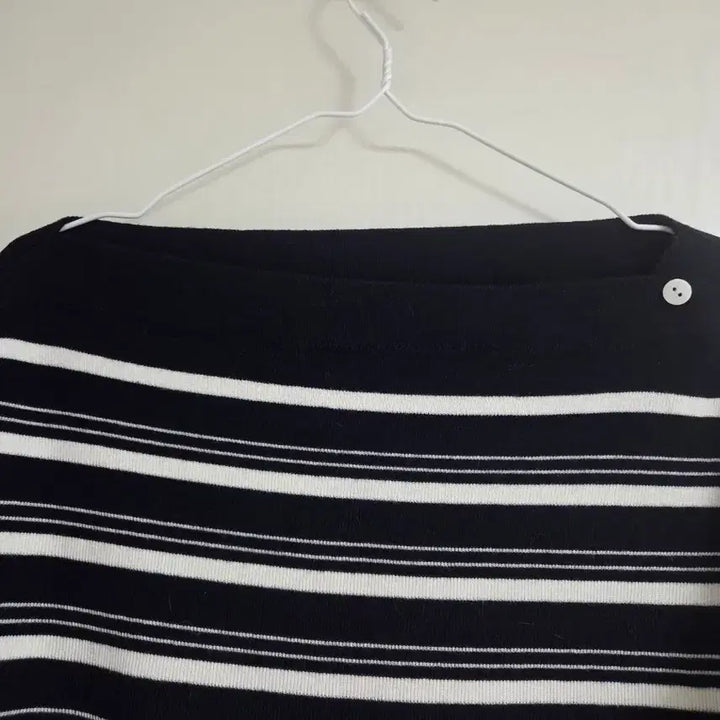 [BUNJANG] Striped Knit Sweater / 줄무늬 니트 입술넥 니트 (미착용)