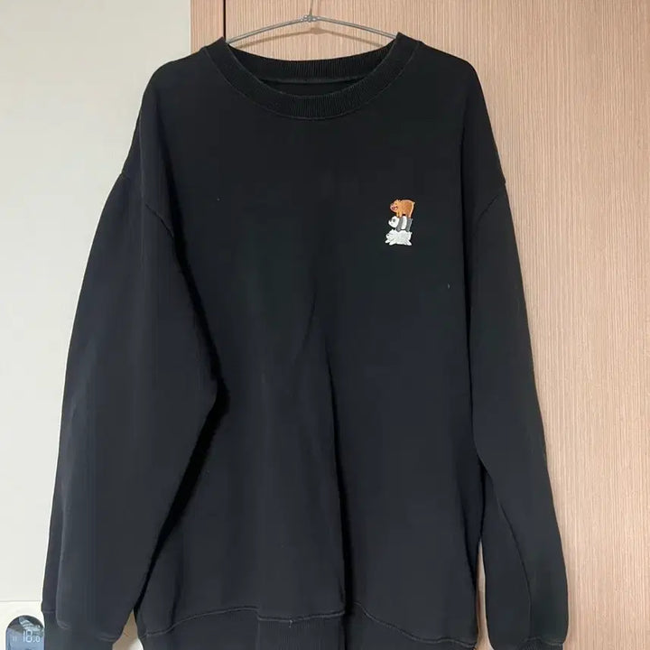 [BUNJANG] Black Embroidered Bear Sweatshirt / 곰돌이 자수 블랙 맨투맨 티셔츠