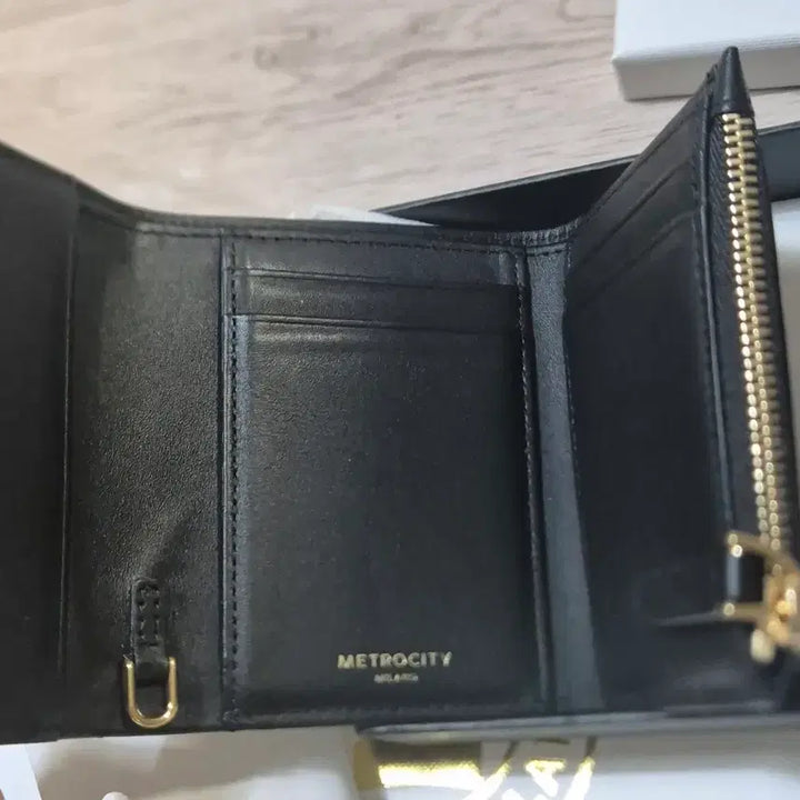 [BUNJANG] Metrocity Women's Tri-fold Wallet / 매트로시티 3단 반지갑 M221WP0311Z