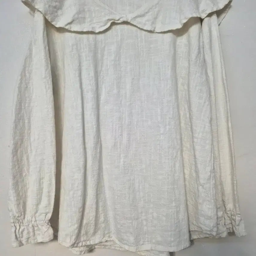 [BUNJANG] Frill Blouse Ivory / 옷장정리) 프릴 블라우스 아이보리