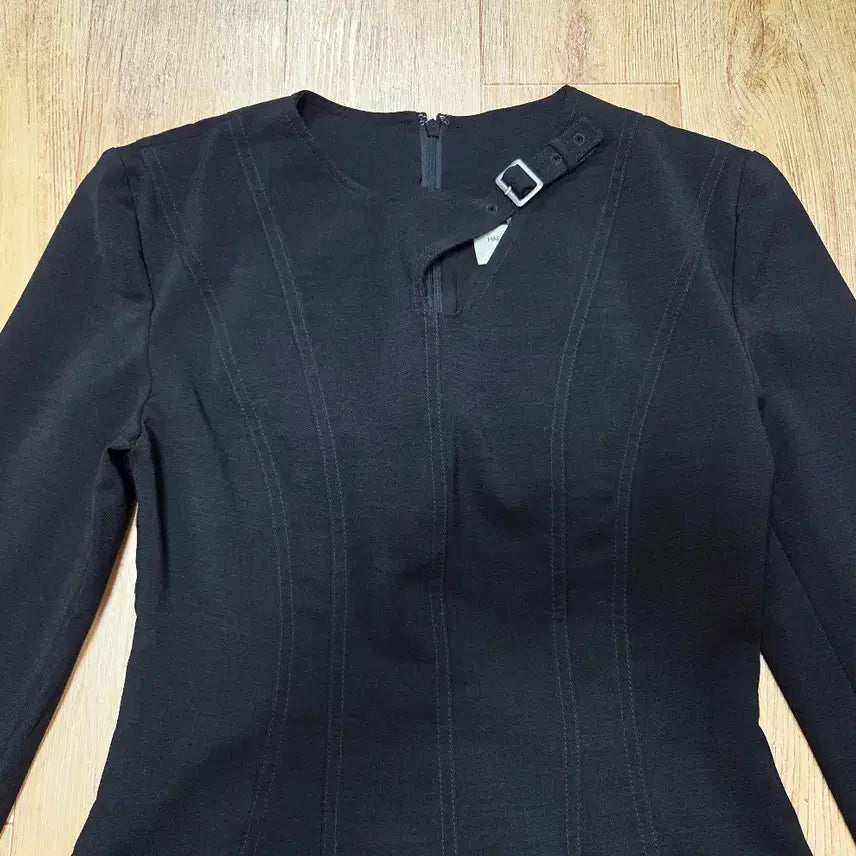 [BUNJANG] HAE BY HAEKIM Cutout Volume Dress / 해바이해킴(HAE BY HAEKIM) 컷아웃 볼륨원피스 55