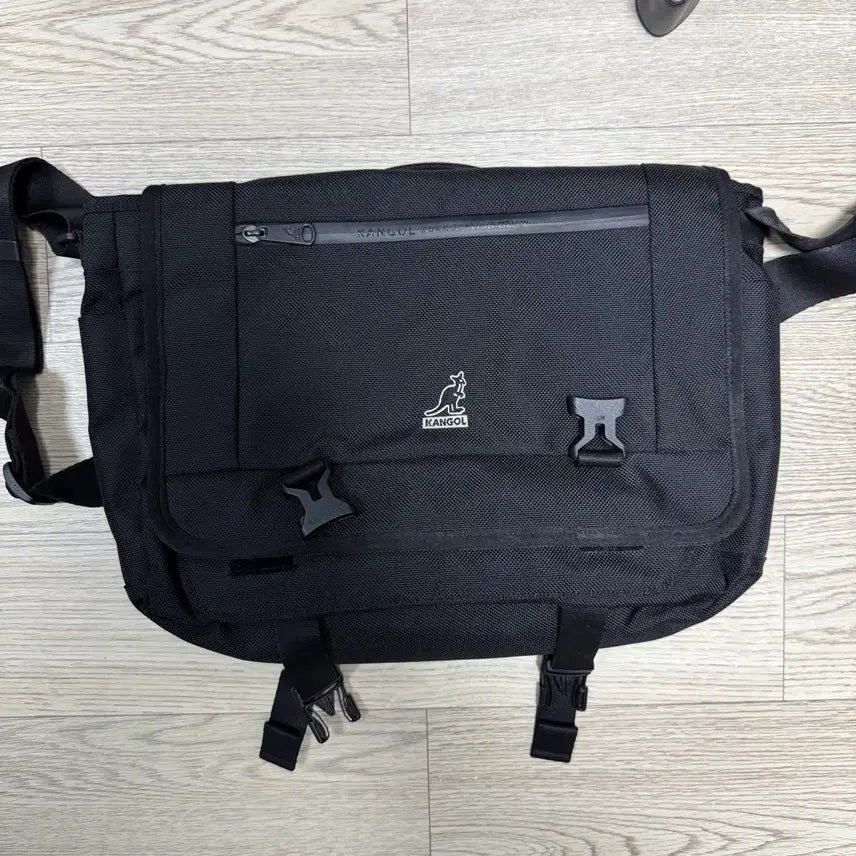 [BUNJANG] Kangol Messenger Bag / 캉골 메신저백
