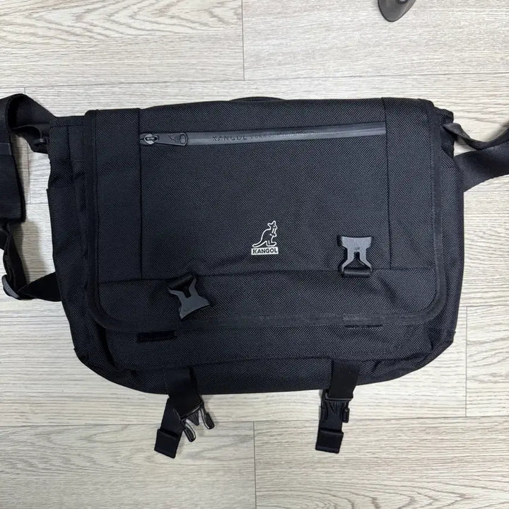 [BUNJANG] Kangol Messenger Bag / 캉골 메신저백