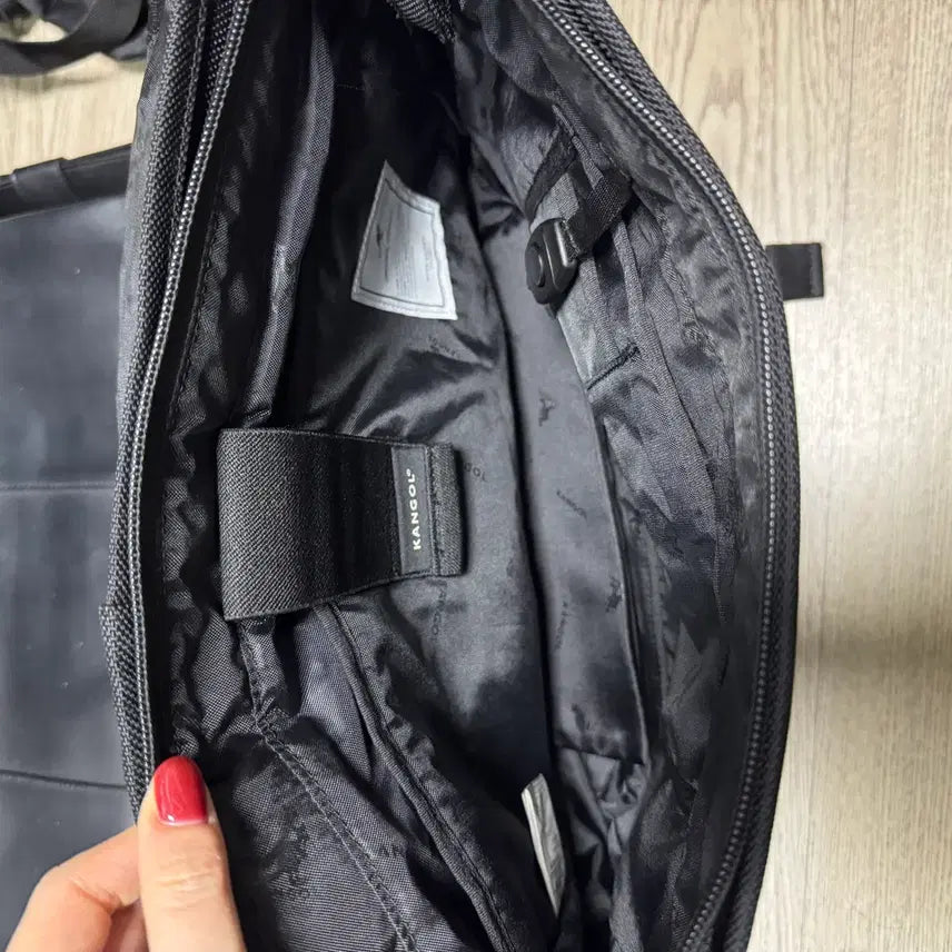 [BUNJANG] Kangol Messenger Bag / 캉골 메신저백