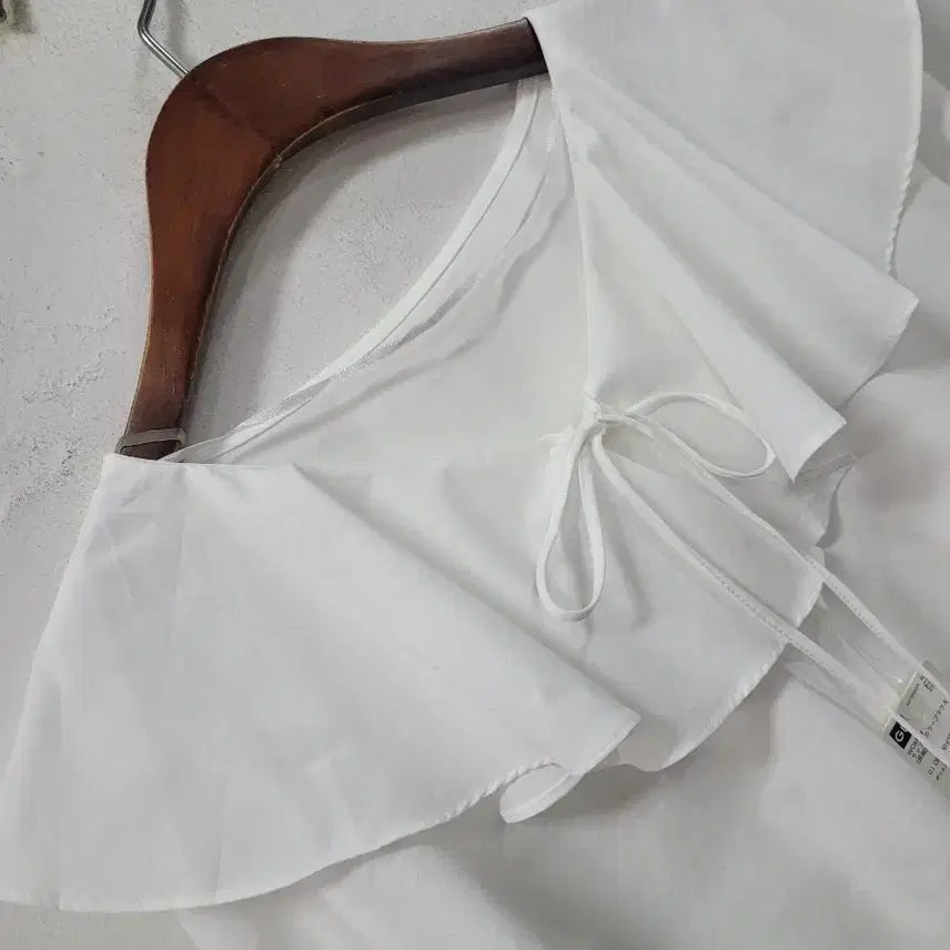 [BUNJANG] Gu White Frill Collar Blouse / 새상품) Gu 화이트 프릴 카라 블라우스