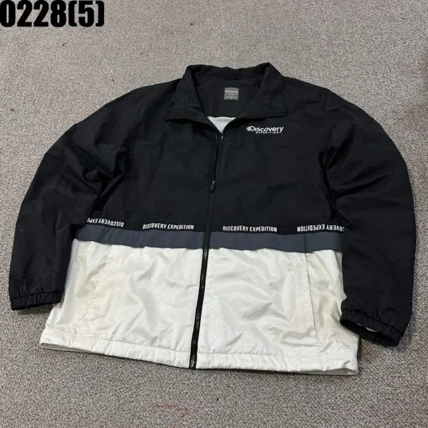 [BUNJANG] Discovery Black/White Windbreaker Jacket / 디스커버리 블랙/화이트 바람막이 점퍼100 0228