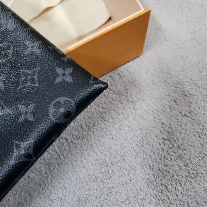 [BUNJANG] Louis Vuitton Monogram Eclipse Clutch / 루이비통 모노그램 이클립스 클러치