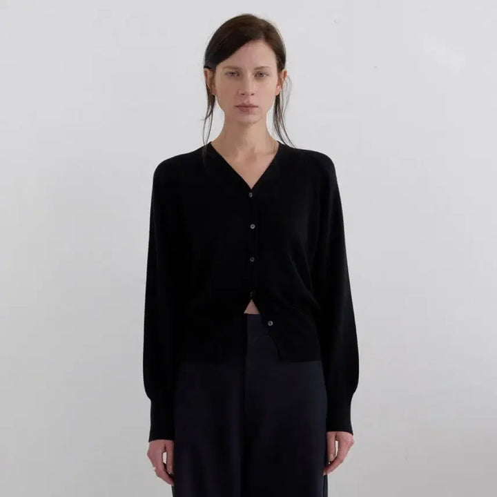 [BUNJANG] Obbeige Silk Curved V-Neck Cardigan Black / (최종가) 오브베이지 실크 커브드 브이넥 가디건 블랙