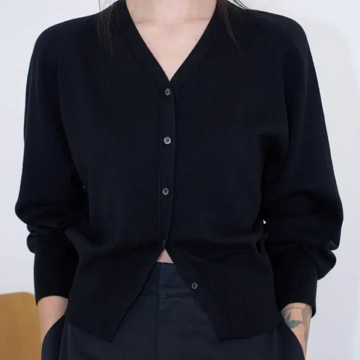 [BUNJANG] Obbeige Silk Curved V-Neck Cardigan Black / (최종가) 오브베이지 실크 커브드 브이넥 가디건 블랙