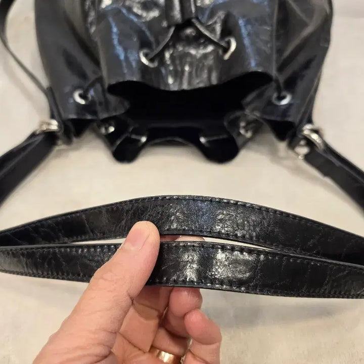 [BUNJANG] Charles &amp; Keith Neva Two-Way Bucket Bag / 찰스앤키스 네바 투웨이 버킷백 숄더백 백팩 블랙