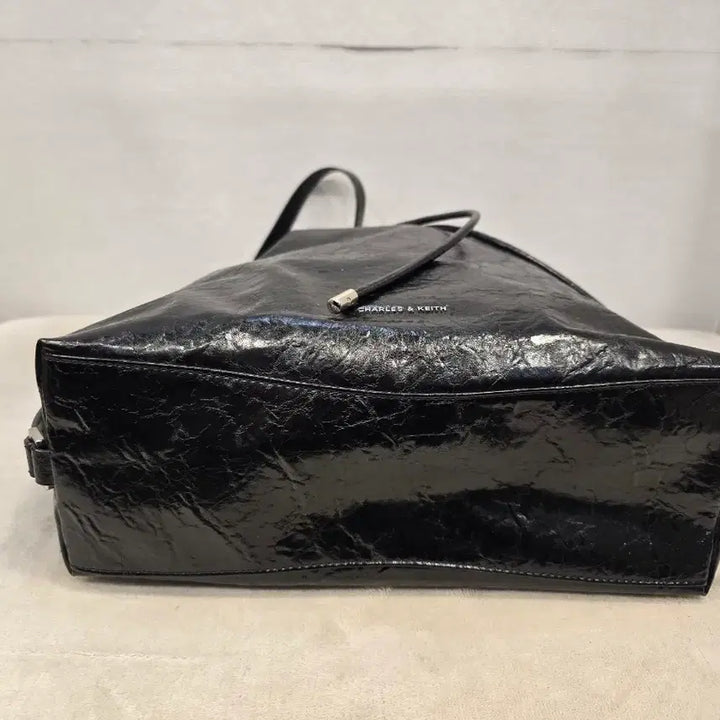 [BUNJANG] Charles &amp; Keith Neva Two-Way Bucket Bag / 찰스앤키스 네바 투웨이 버킷백 숄더백 백팩 블랙