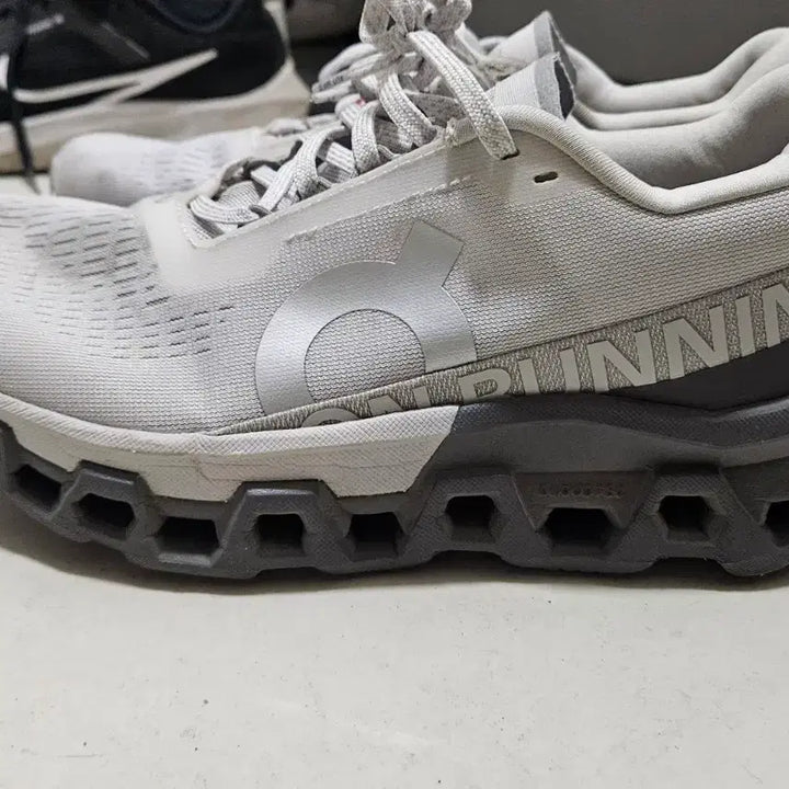 [BUNJANG] On Running Cloudmonster 2 Sneakers / 온러닝 클라우드몬스터2 250