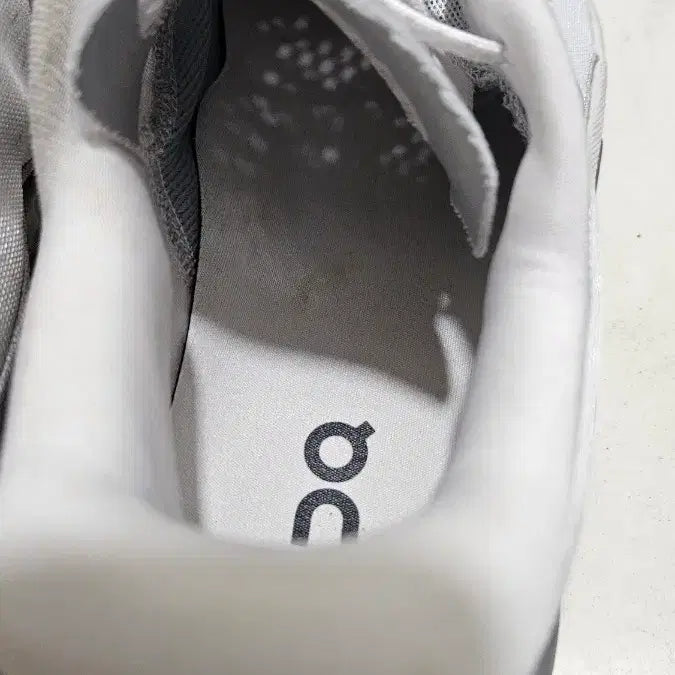 [BUNJANG] On Running Cloudmonster 2 Sneakers / 온러닝 클라우드몬스터2 250