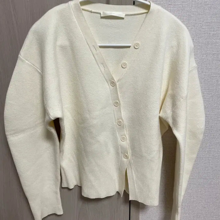 [BUNJANG] ahwe V-Neck Ivory Cardigan / ahwe 브이넥 가디건